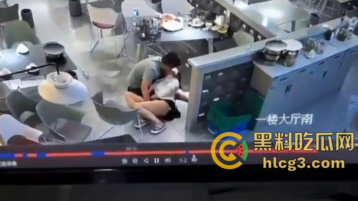 炸裂激情!武汉汪洋烧烤店 饥渴情侣一楼大厅搂腰亲嘴 疯狂抠逼 无视他人 监控实拍视频外传