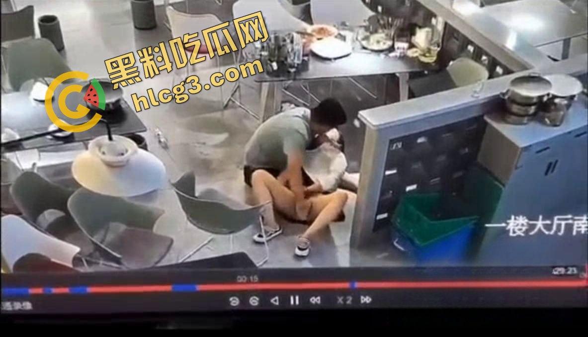 炸裂激情!武汉汪洋烧烤店 饥渴情侣一楼大厅搂腰亲嘴 疯狂抠逼 无视他人 监控实拍视频外传