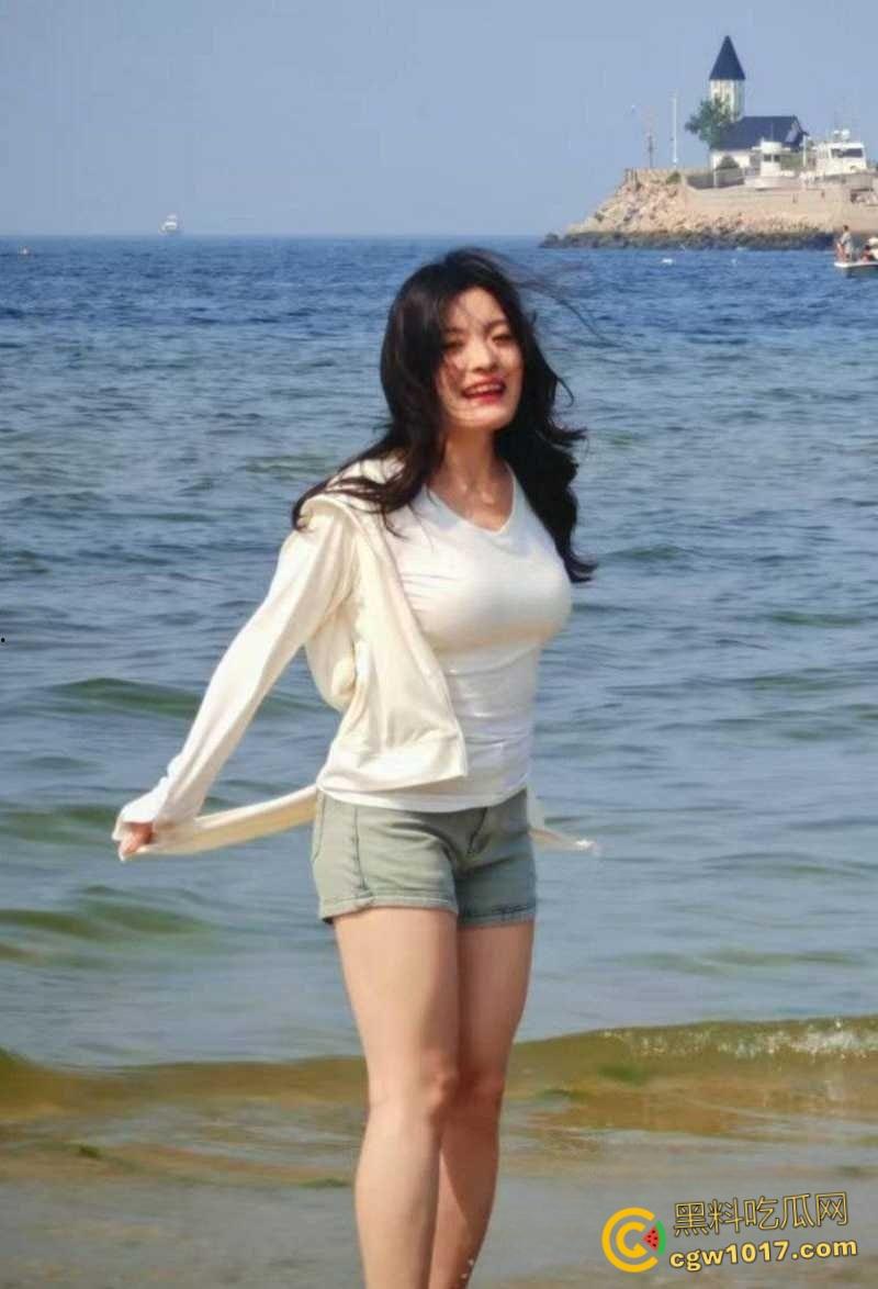 青岛巨乳良妻【许清栀】,圣诞制服装扮情趣猫耳,与情夫偷情约炮,吊带美乳女上骑乘,自拍露脸骚态尽显!