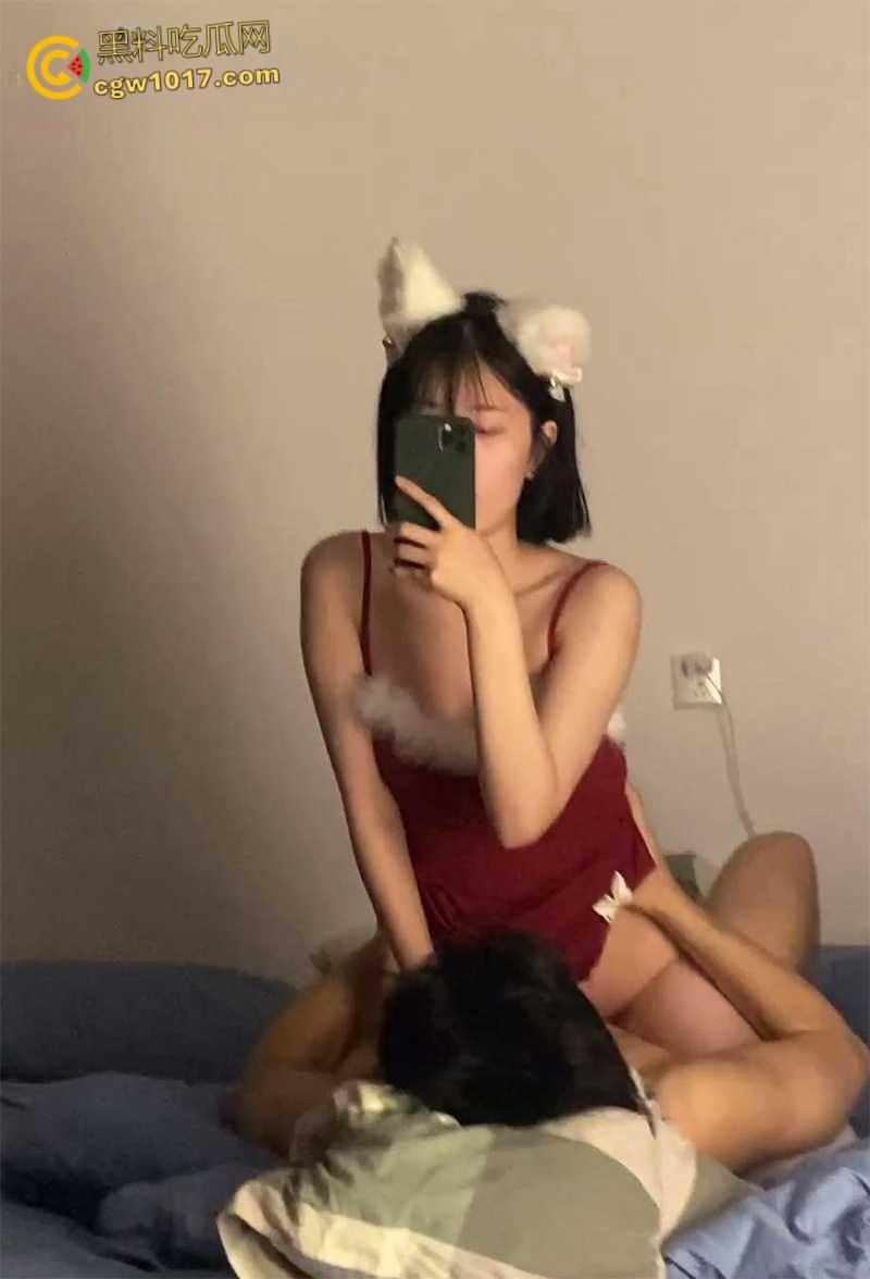 青岛巨乳良妻【许清栀】,圣诞制服装扮情趣猫耳,与情夫偷情约炮,吊带美乳女上骑乘,自拍露脸骚态尽显!