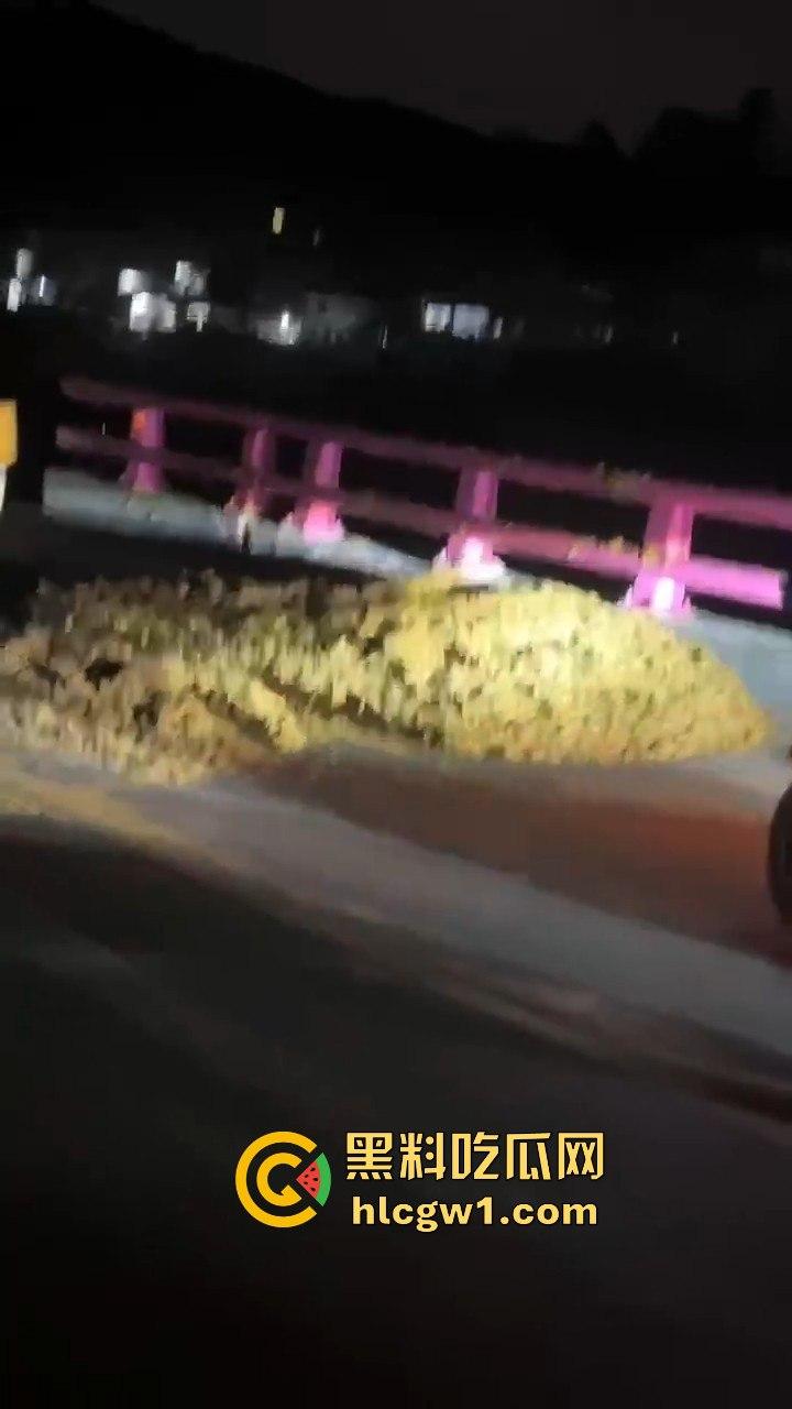 贵阳市骑龙村炸街摩托被村民用大粪封路!网红公路摩托压弯烧胎秀太吵,村民怒出奇招制止!