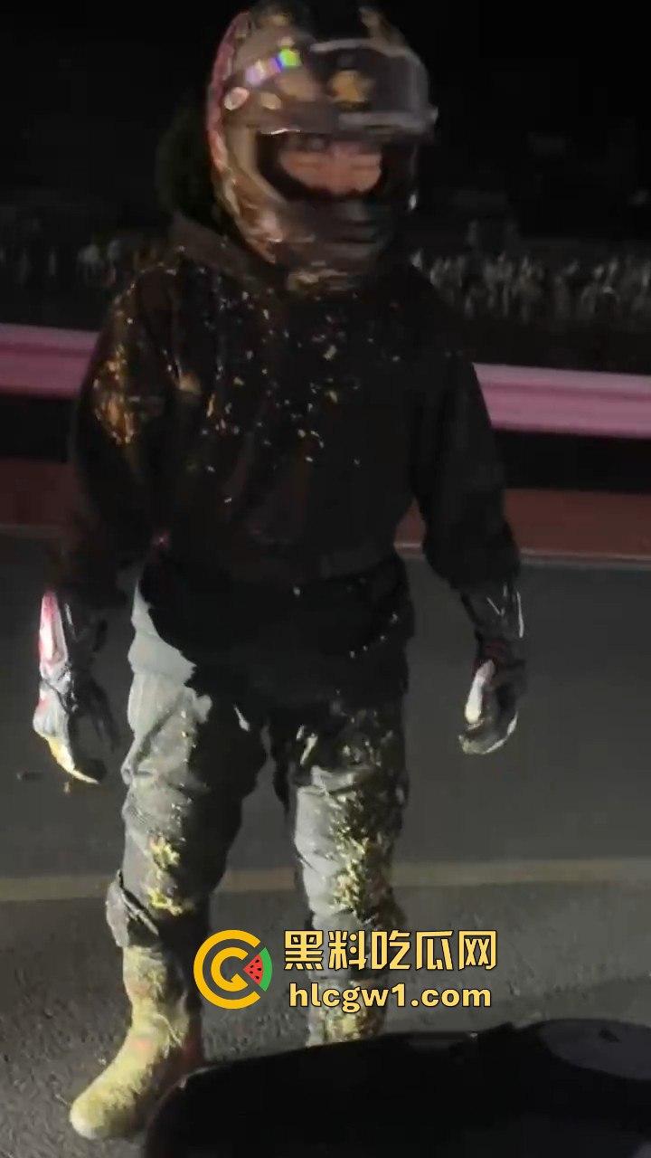 贵阳市骑龙村炸街摩托被村民用大粪封路!网红公路摩托压弯烧胎秀太吵,村民怒出奇招制止!