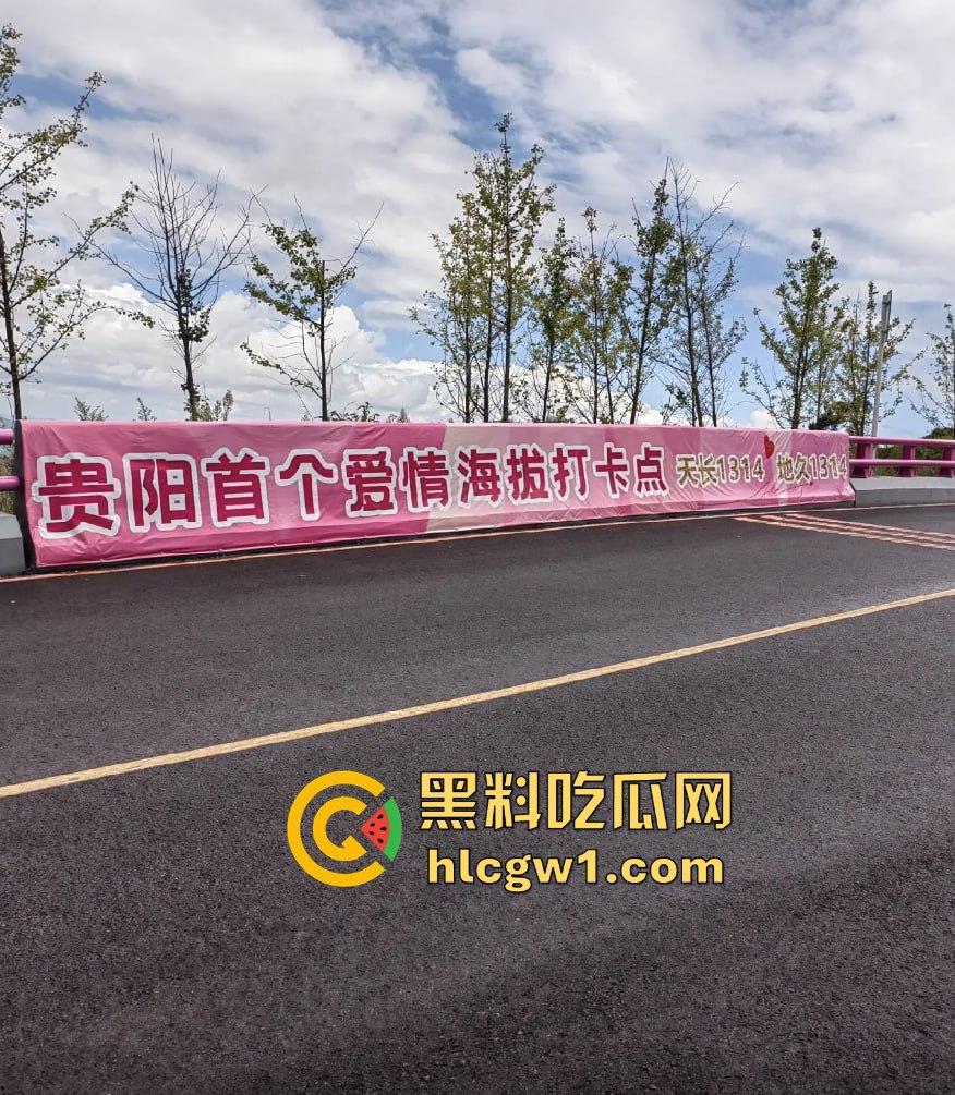 贵阳市骑龙村炸街摩托被村民用大粪封路!网红公路摩托压弯烧胎秀太吵,村民怒出奇招制止!
