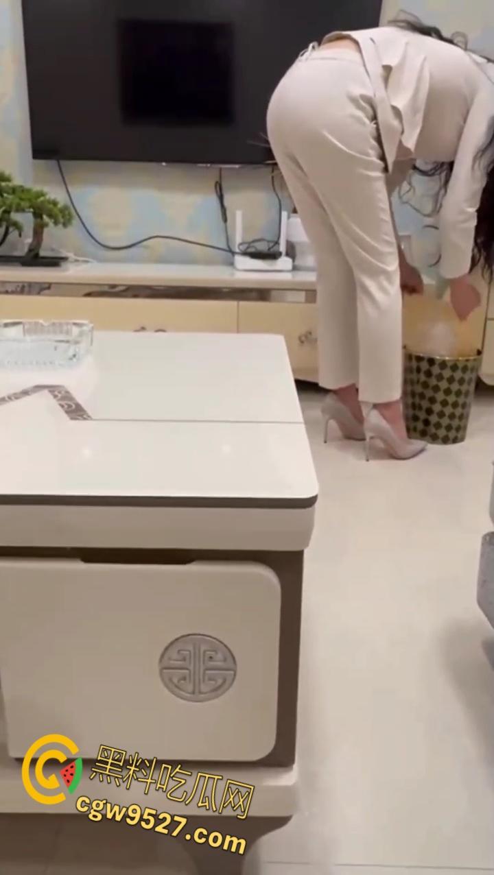 M属性的母狗姐姐正收拾屋子,强推捆绑蒙眼调教,弟弟坚硬肉棒对着肥美翘臀疯狂输出,操得姐姐潮喷不止!