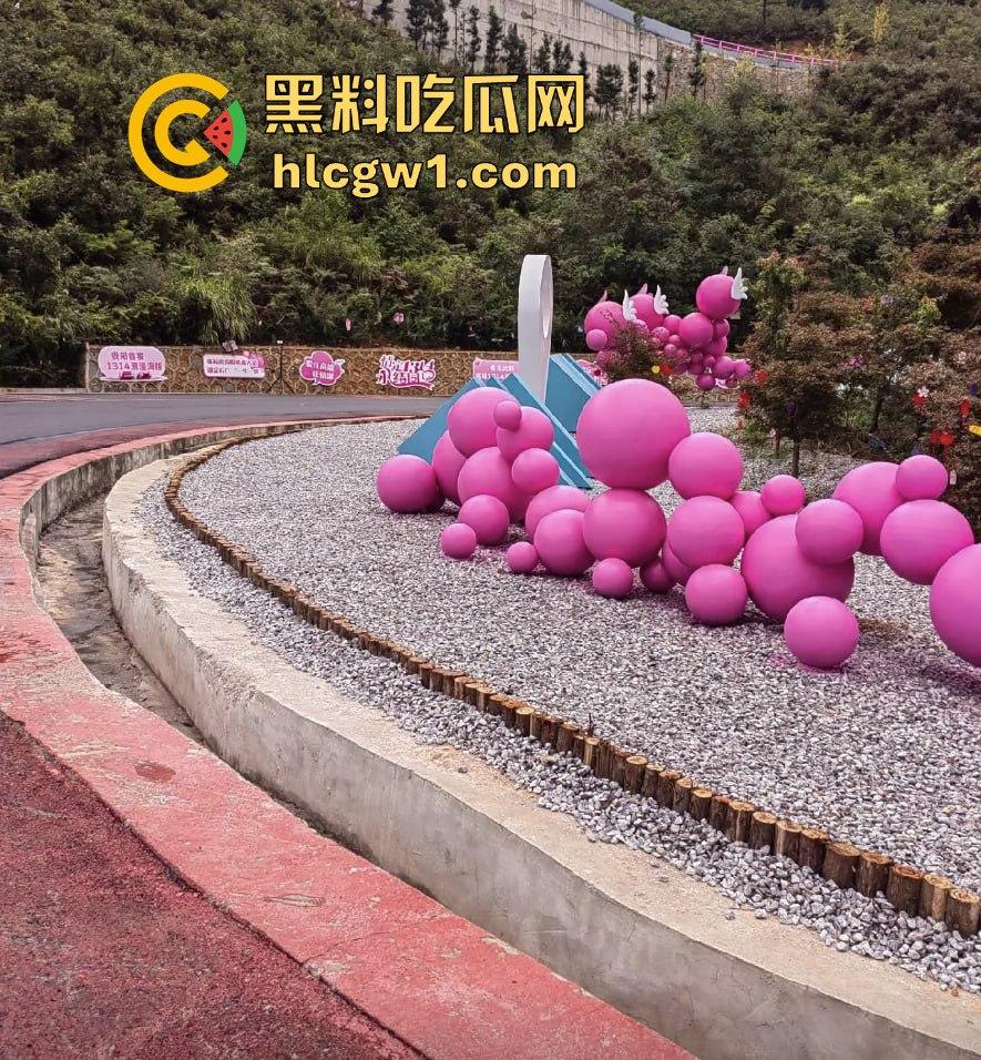 贵阳市骑龙村炸街摩托被村民用大粪封路!网红公路摩托压弯烧胎秀太吵,村民怒出奇招制止!