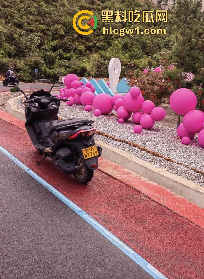 贵阳市骑龙村炸街摩托被村民用大粪封路!网红公路摩托压弯烧胎秀太吵,村民怒出奇招制止!