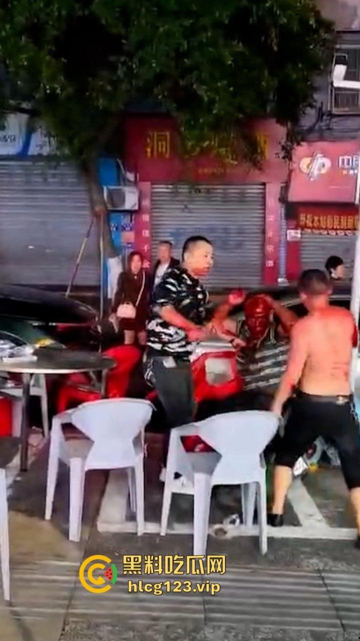 广汉街头惊现小红人 两男子酒后互砍专往脑袋上砸 血都要流干了