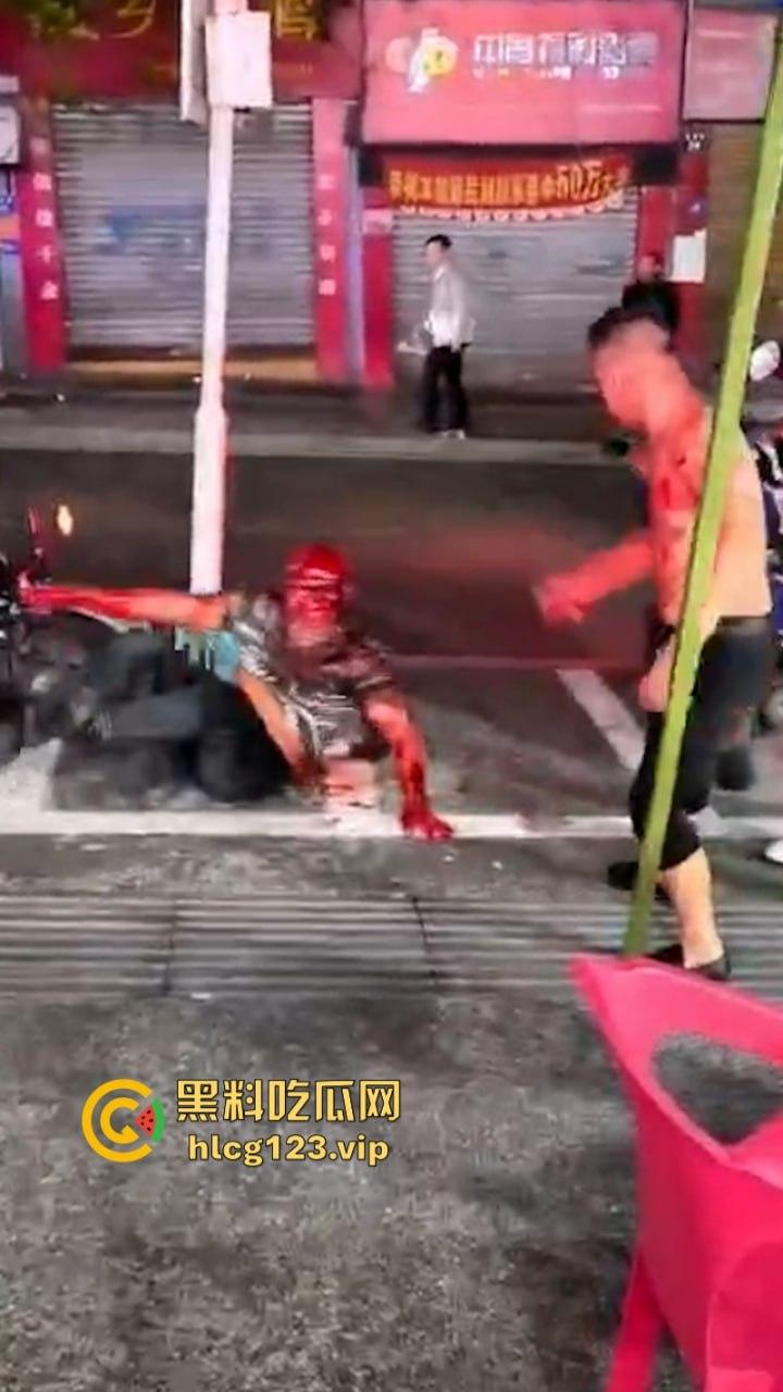 广汉街头惊现小红人 两男子酒后互砍专往脑袋上砸 血都要流干了