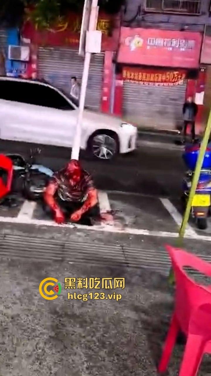 广汉街头惊现小红人 两男子酒后互砍专往脑袋上砸 血都要流干了