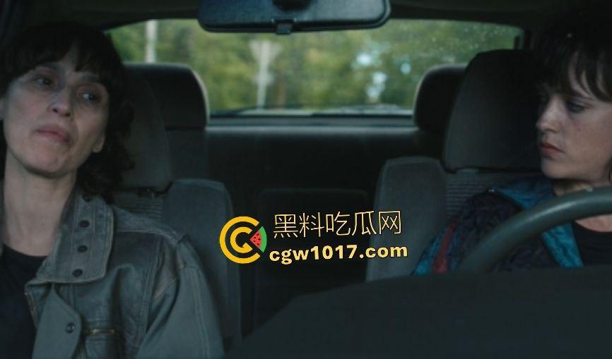 电影【她行走于黑暗中】女警阿马娅十年潜伏,寻秘密武器库并摧毁,爱恨交织成转折点,真实行动改编惊心动魄!