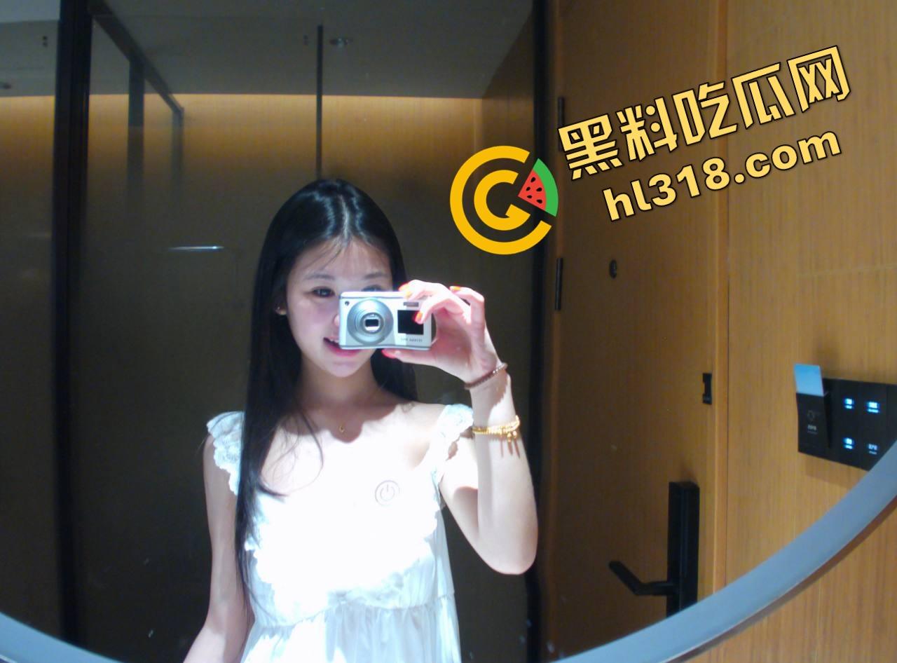 约炮美甲店少妇本想随便玩,结果喷成水龙头,直接喊兄弟组队3P,骚货嘴上说害羞下面一刻都不停!