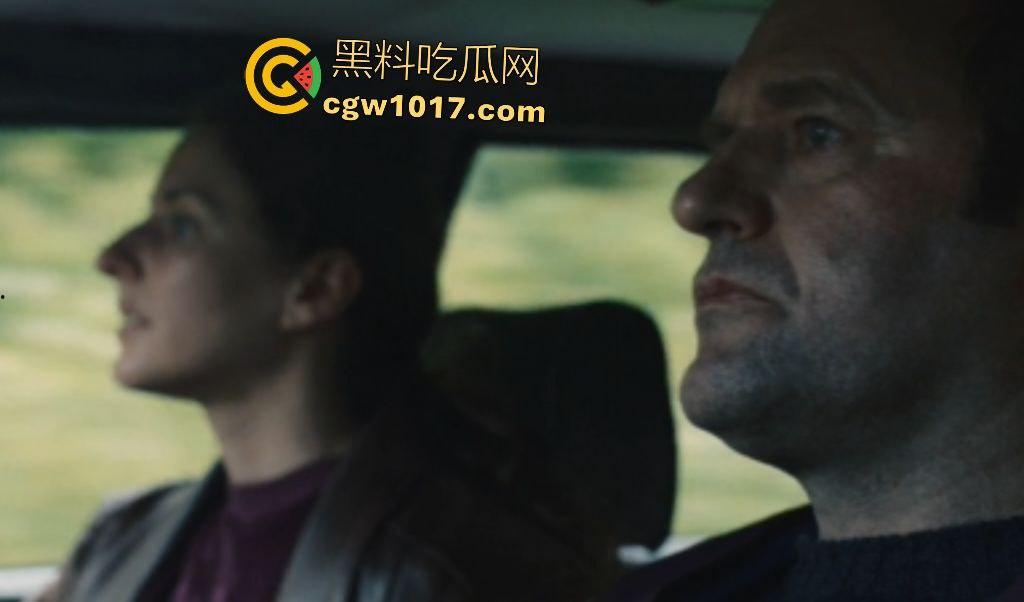 电影【她行走于黑暗中】女警阿马娅十年潜伏,寻秘密武器库并摧毁,爱恨交织成转折点,真实行动改编惊心动魄!