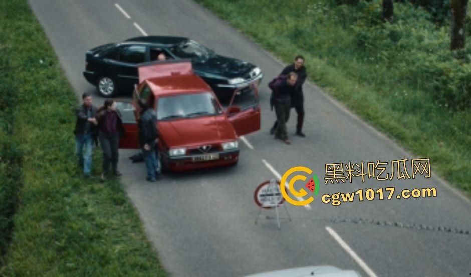 电影【她行走于黑暗中】女警阿马娅十年潜伏,寻秘密武器库并摧毁,爱恨交织成转折点,真实行动改编惊心动魄!