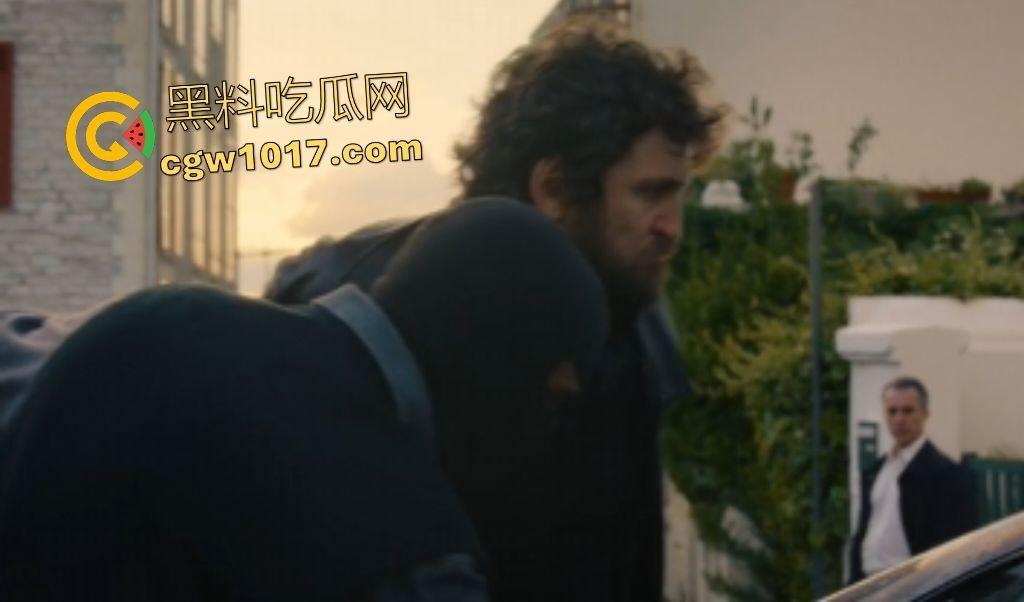 电影【她行走于黑暗中】女警阿马娅十年潜伏,寻秘密武器库并摧毁,爱恨交织成转折点,真实行动改编惊心动魄!