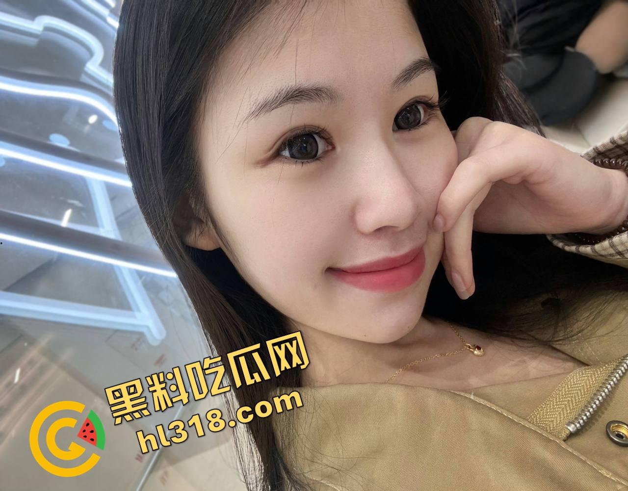 约炮美甲店少妇本想随便玩,结果喷成水龙头,直接喊兄弟组队3P,骚货嘴上说害羞下面一刻都不停!