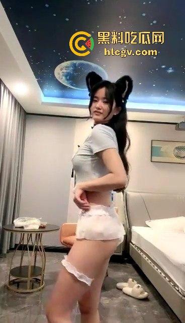 南充大学极品巨乳学生妹【赵宣仪】!直播露逼、吃鸡边扣逼,没毕业就骚成这样学得真快啊!