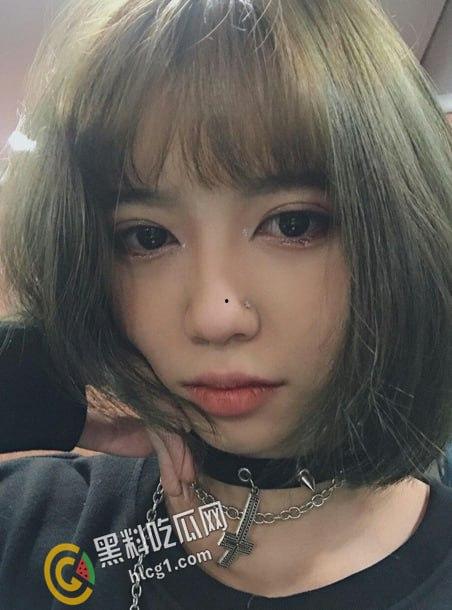 江苏大学很有气质的清纯短发妹 喜欢一个人在宿舍里 偷偷自慰揉奶扣逼 录下视频后在网上到处勾引炮友