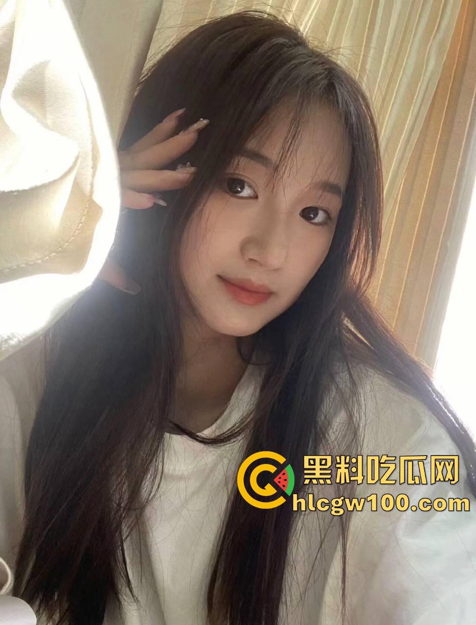 西安交通大学大四学姐【钟珂怡】私密视频泄露,网上裸聊自慰极品骚货饥渴难耐。