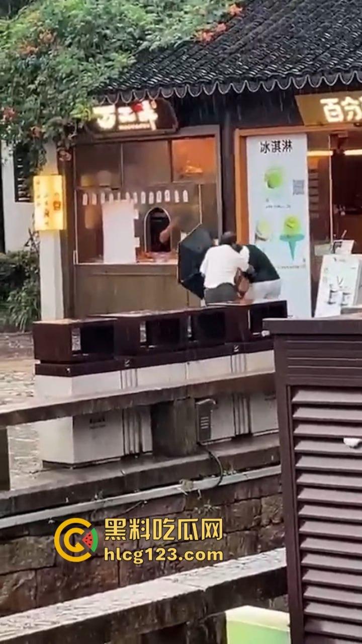 当街放血!姑苏花季学妹小红书约拍六旬老头 因不满出片效果遭对方水果刀伺候 当场昏迷