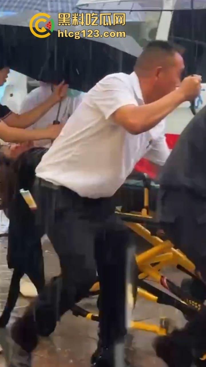 当街放血!姑苏花季学妹小红书约拍六旬老头 因不满出片效果遭对方水果刀伺候 当场昏迷