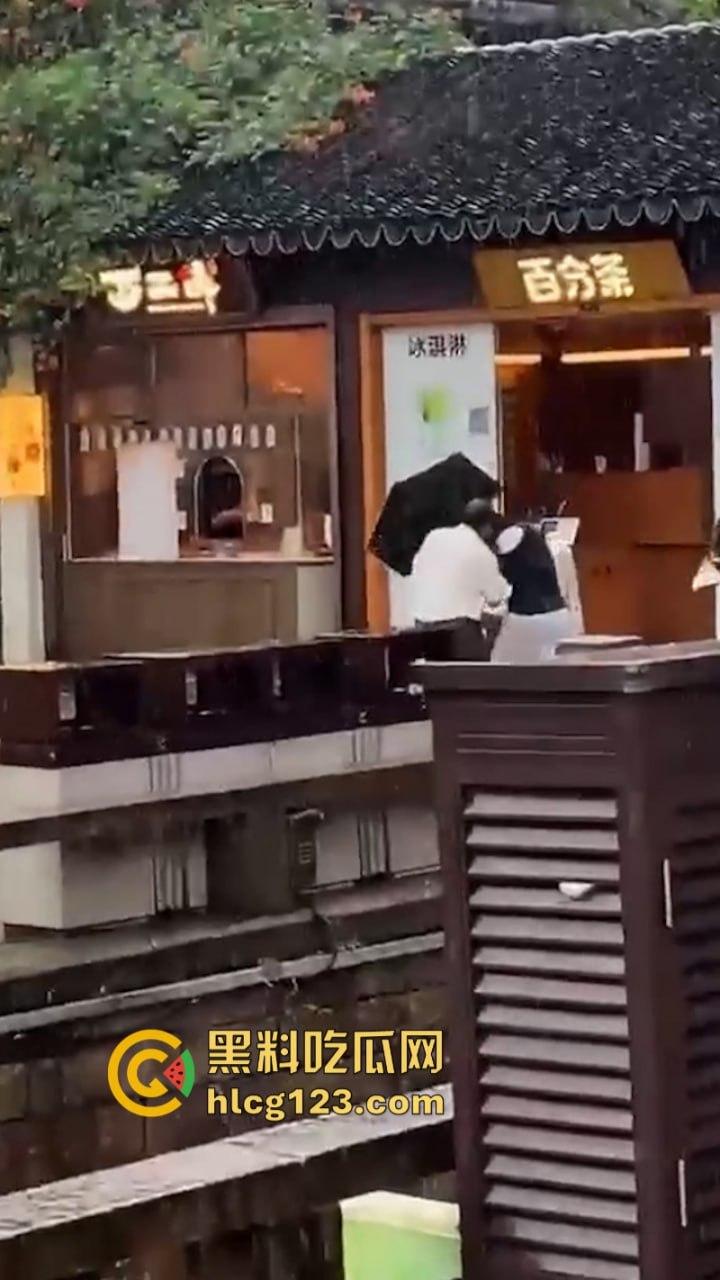 当街放血!姑苏花季学妹小红书约拍六旬老头 因不满出片效果遭对方水果刀伺候 当场昏迷