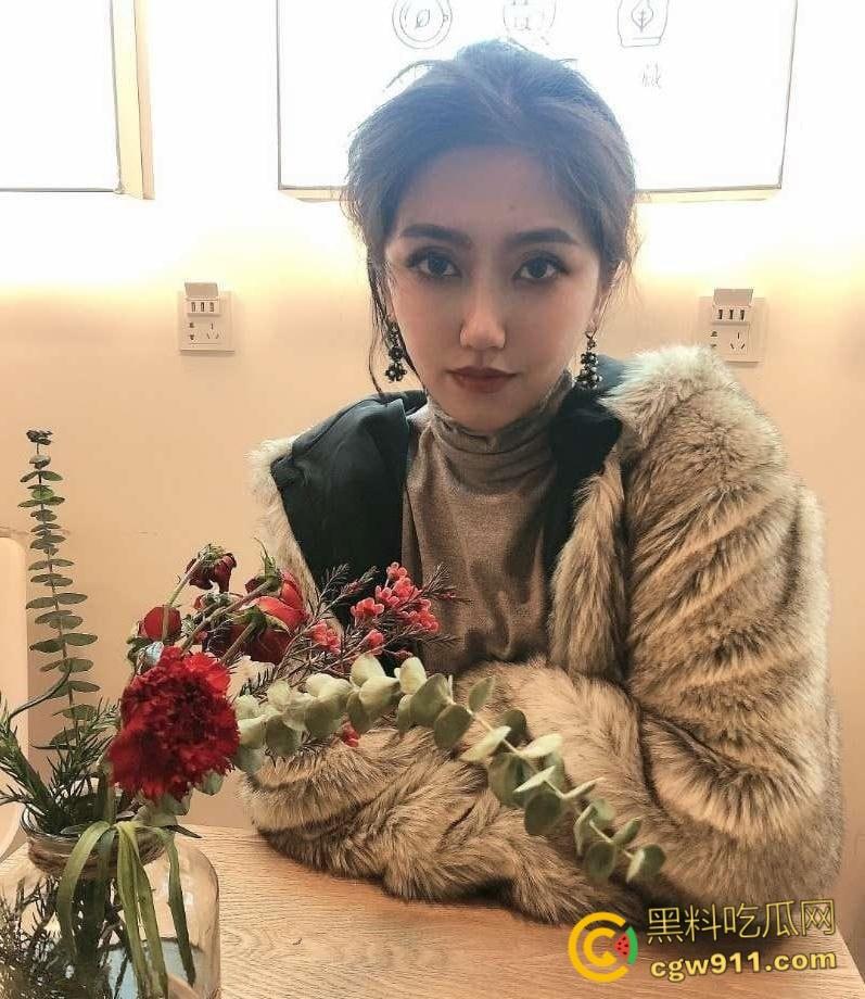 武汉大学反差校花【杨帆】,被学校光头教授重金包养,一晚无套连打4炮,蒙着眼睛口交,黑丝翘臀被疯狂爆肏!