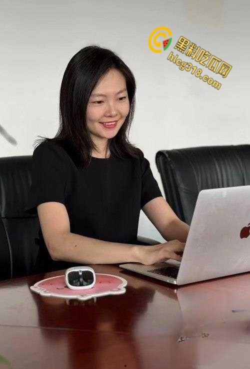 山东航空少妇【王萱】就爱偷情出轨，老公不在家就与男同事偷情，情趣黑丝口珠样样少不了！