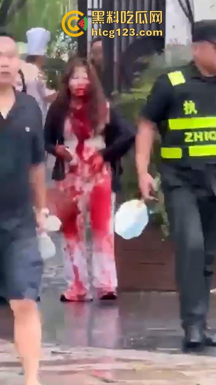 当街放血!姑苏花季学妹小红书约拍六旬老头 因不满出片效果遭对方水果刀伺候 当场昏迷