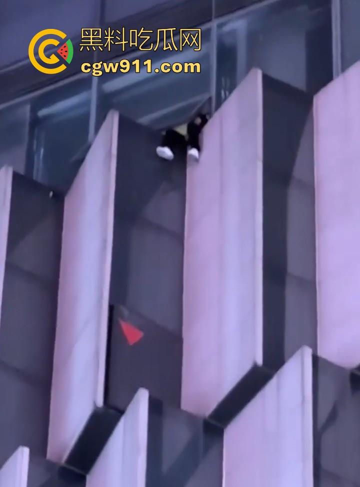 国庆假期长沙五一广场惊现男子跳楼！坐在边沿楼顶，准备一跃而下，楼下无数人围观，现场目击视频流出！