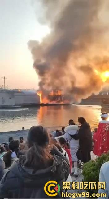 假戏成真,开封清明上河园表演节目《东京保卫战》炮位偏移引起大火,网友直呼票值了