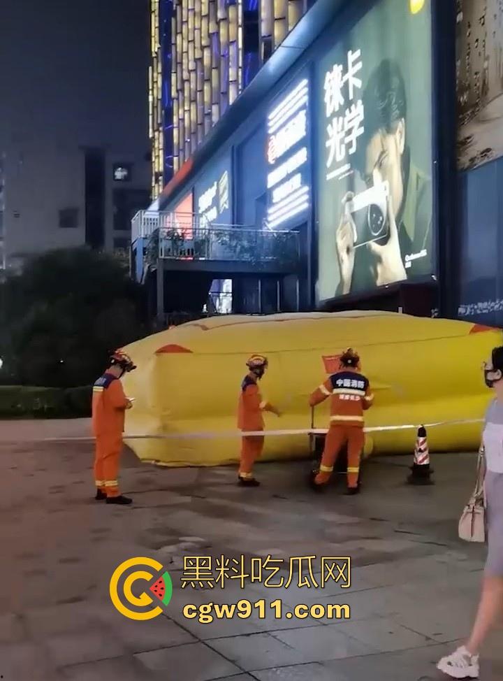 国庆假期长沙五一广场惊现男子跳楼!坐在边沿楼顶,准备一跃而下,楼下无数人围观,现场目击视频流出!