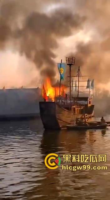 假戏成真,开封清明上河园表演节目《东京保卫战》炮位偏移引起大火,网友直呼票值了