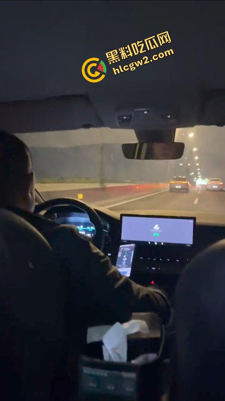 重庆清纯眼镜妹反差骚婊『孟嘉艺』滴滴司机面前露出调教!出租车变淫乱现场!独家流出!