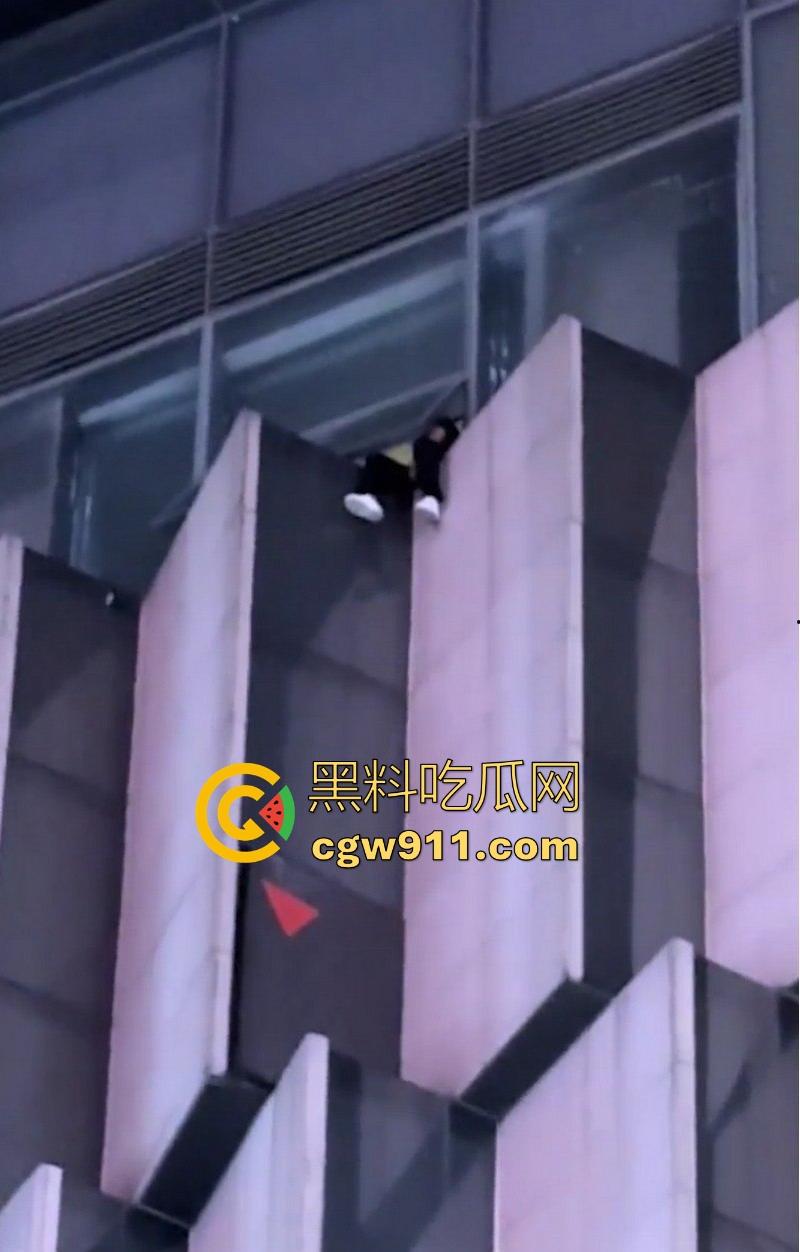 国庆假期长沙五一广场惊现男子跳楼!坐在边沿楼顶,准备一跃而下,楼下无数人围观,现场目击视频流出!