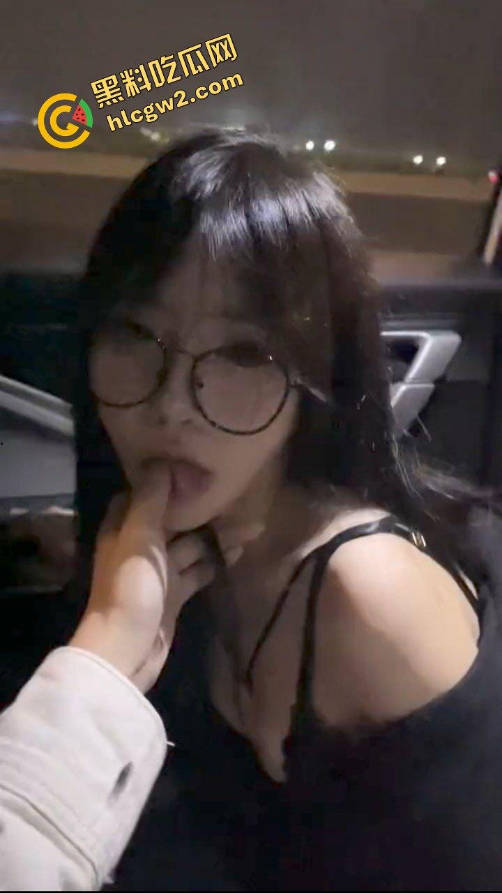 重庆清纯眼镜妹反差骚婊『孟嘉艺』滴滴司机面前露出调教!出租车变淫乱现场!独家流出!