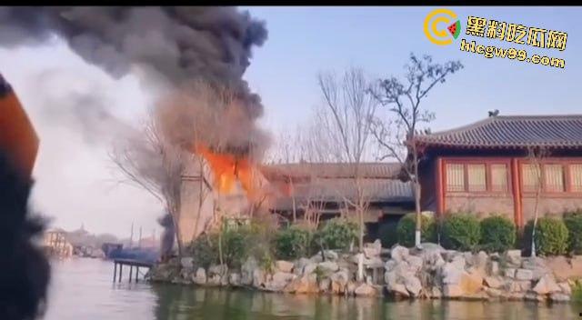 假戏成真,开封清明上河园表演节目《东京保卫战》炮位偏移引起大火,网友直呼票值了