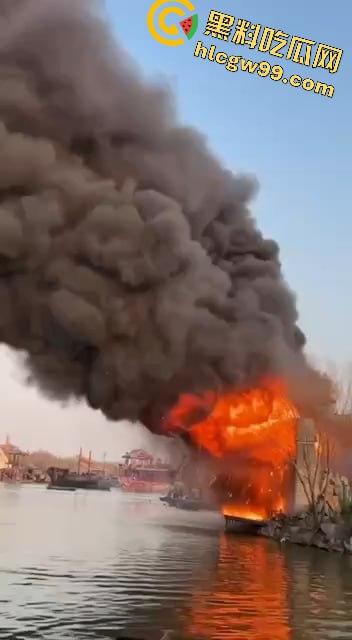 假戏成真,开封清明上河园表演节目《东京保卫战》炮位偏移引起大火,网友直呼票值了