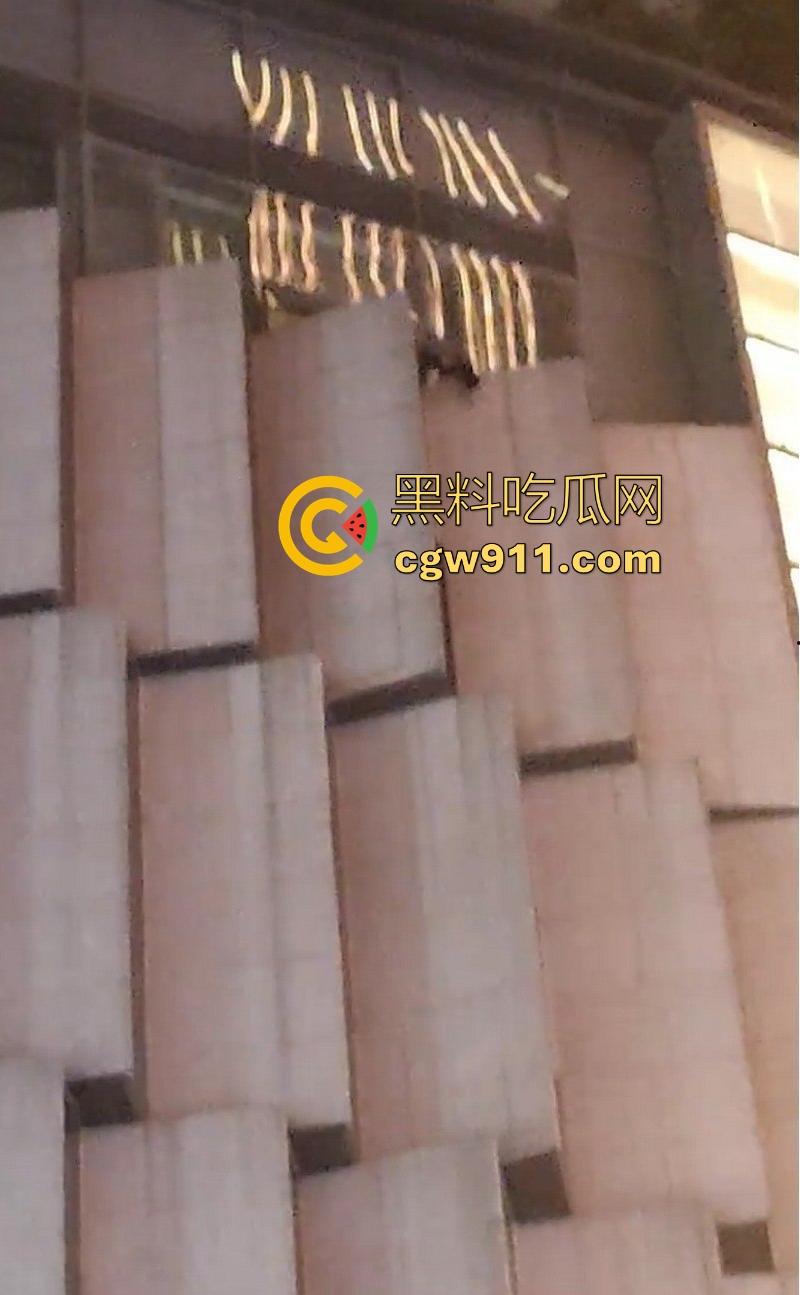 国庆假期长沙五一广场惊现男子跳楼!坐在边沿楼顶,准备一跃而下,楼下无数人围观,现场目击视频流出!