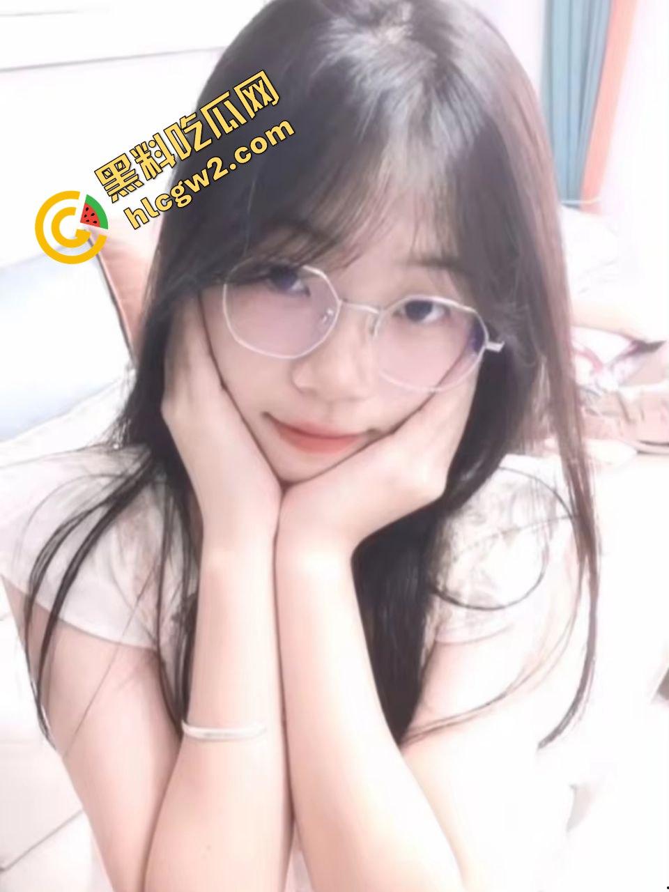 重庆清纯眼镜妹反差骚婊『孟嘉艺』滴滴司机面前露出调教!出租车变淫乱现场!独家流出!