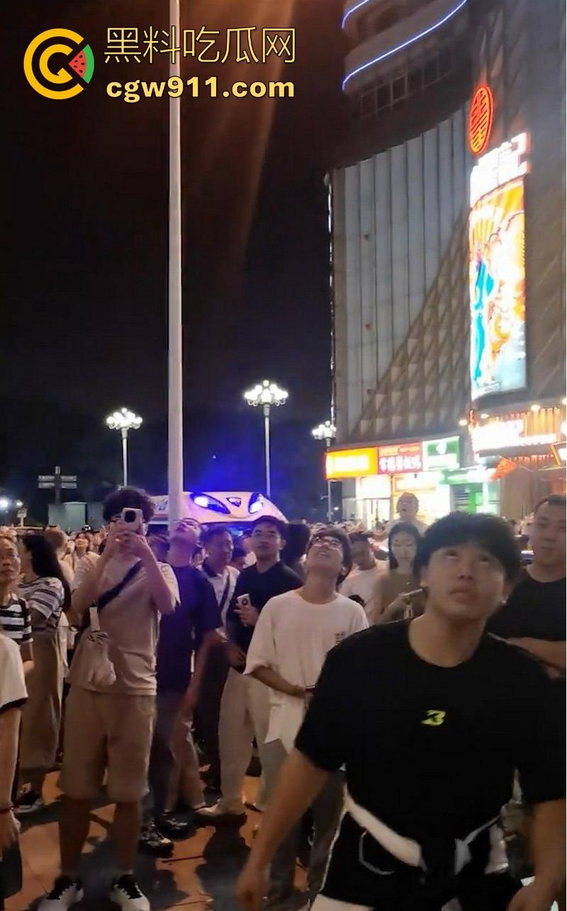 国庆假期长沙五一广场惊现男子跳楼!坐在边沿楼顶,准备一跃而下,楼下无数人围观,现场目击视频流出!