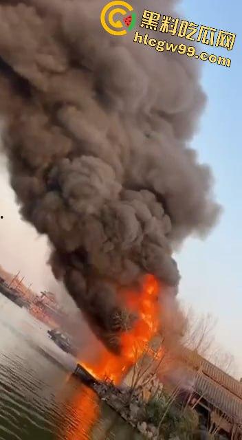 假戏成真,开封清明上河园表演节目《东京保卫战》炮位偏移引起大火,网友直呼票值了