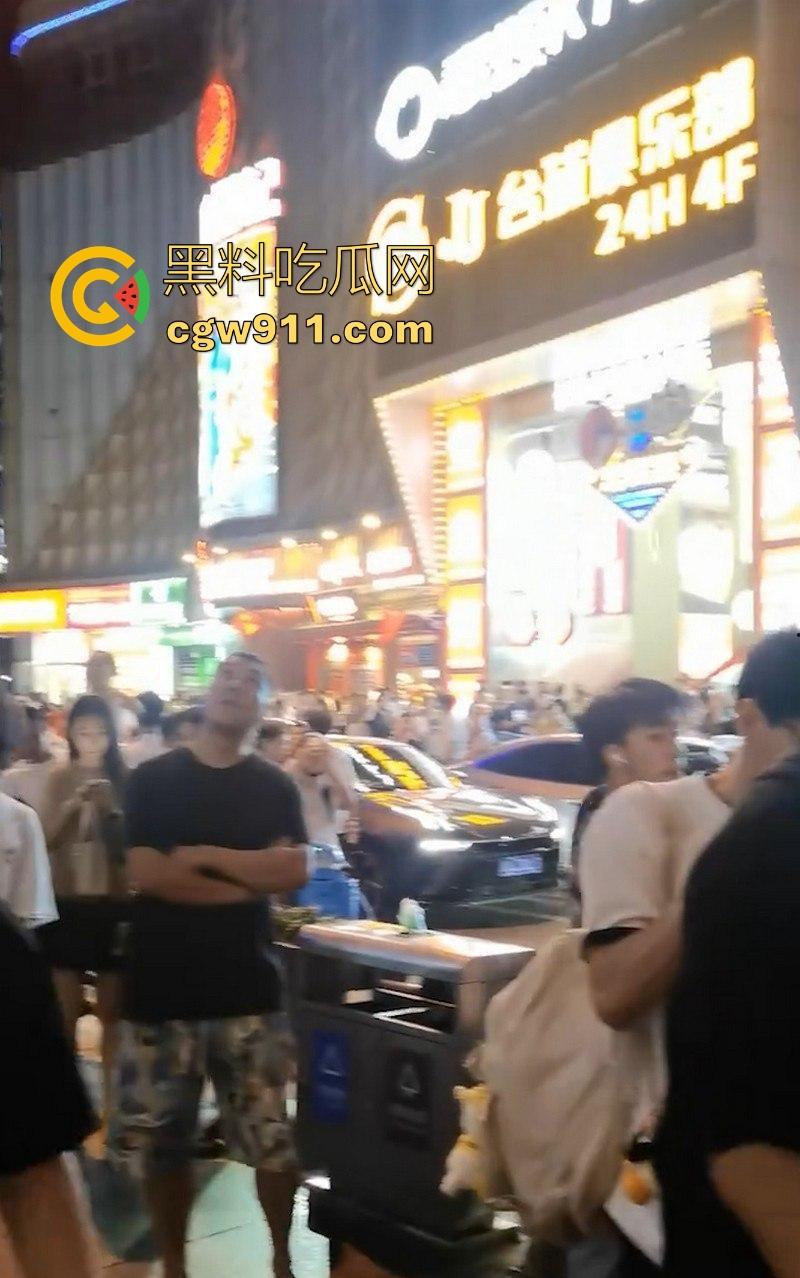 国庆假期长沙五一广场惊现男子跳楼!坐在边沿楼顶,准备一跃而下,楼下无数人围观,现场目击视频流出!