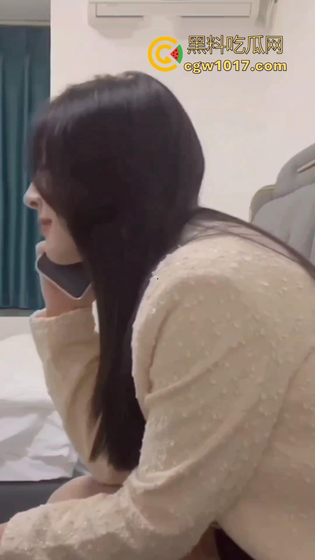 她还爱着她男朋友的对吗?深夜点高颜值学生妹,脱衣前先打电话哄男友睡觉后干正事,这就是爱情!