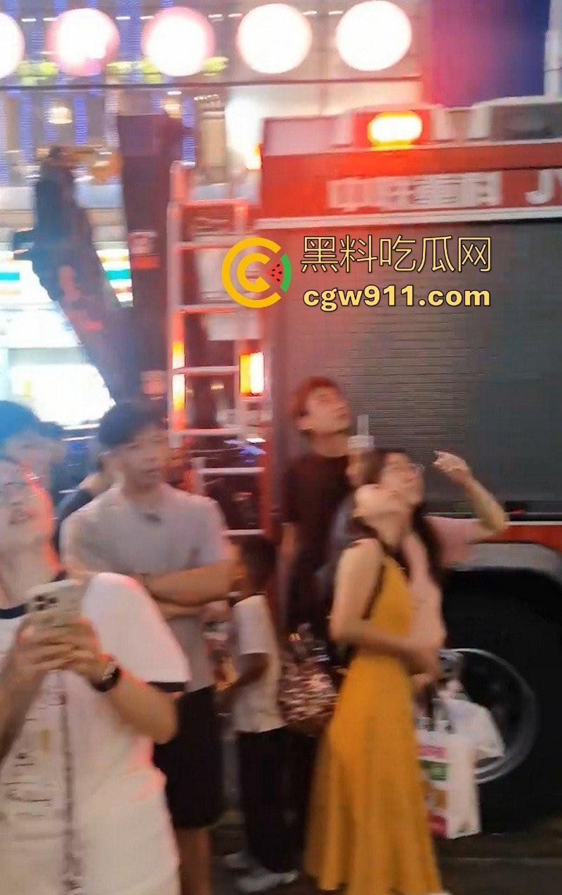 国庆假期长沙五一广场惊现男子跳楼!坐在边沿楼顶,准备一跃而下,楼下无数人围观,现场目击视频流出!