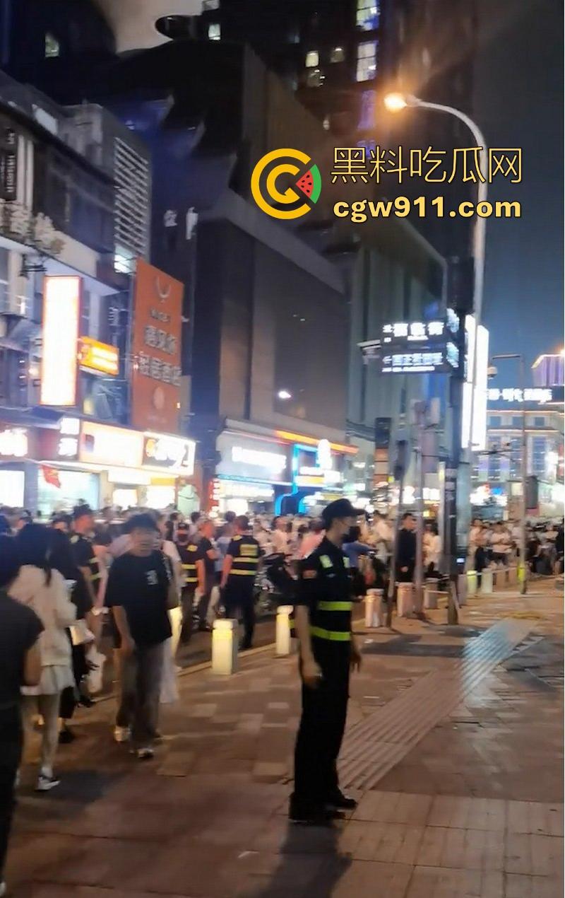 国庆假期长沙五一广场惊现男子跳楼!坐在边沿楼顶,准备一跃而下,楼下无数人围观,现场目击视频流出!