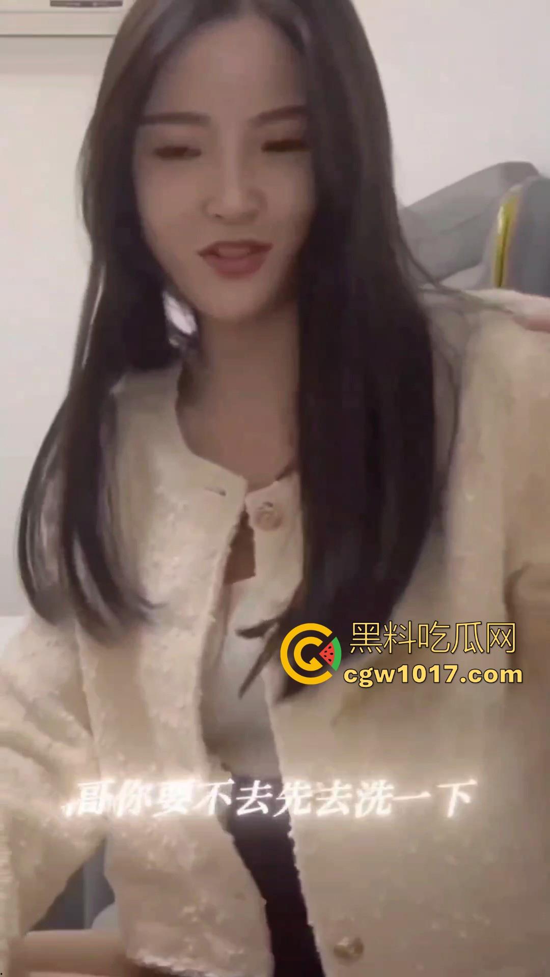 她还爱着她男朋友的对吗?深夜点高颜值学生妹,脱衣前先打电话哄男友睡觉后干正事,这就是爱情!