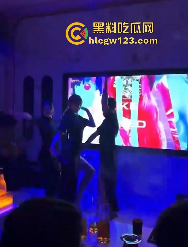 KTV包厢的淫乱现场 汉服美女曼妙舞姿后脱衣艳舞大秀 白皙娇躯性感内衣尽显 扭臀热舞媚眼挑逗 诱惑到极致!