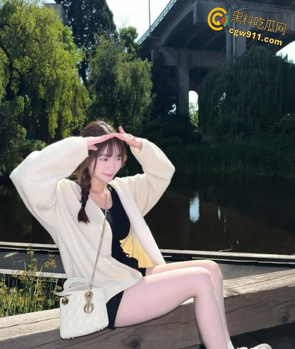 IG美妆博主【Catalina】,清纯嫩妹露脸自慰,白虎嫩穴被男友爆菊肛交,后入打桩淫水四溅 !