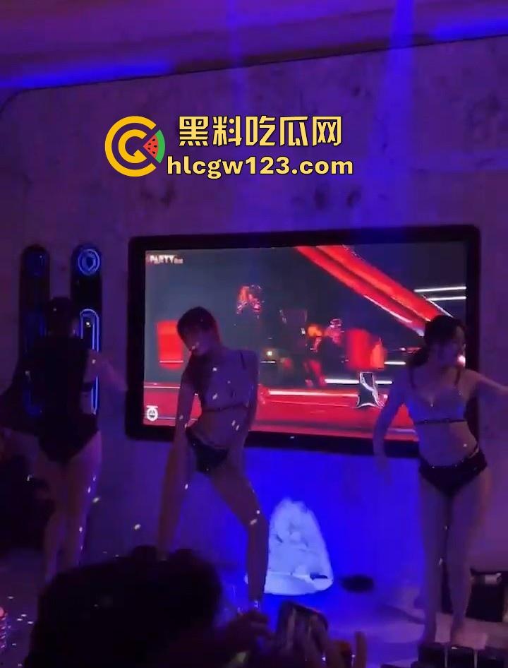 KTV包厢的淫乱现场 汉服美女曼妙舞姿后脱衣艳舞大秀 白皙娇躯性感内衣尽显 扭臀热舞媚眼挑逗 诱惑到极致!
