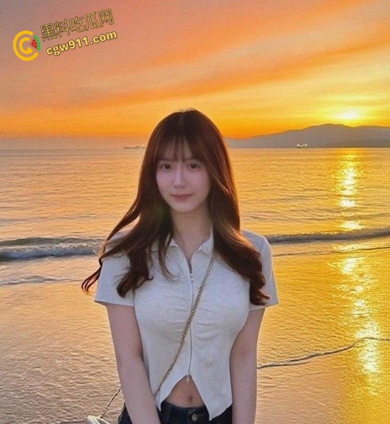 IG美妆博主【Catalina】,清纯嫩妹露脸自慰,白虎嫩穴被男友爆菊肛交,后入打桩淫水四溅 !